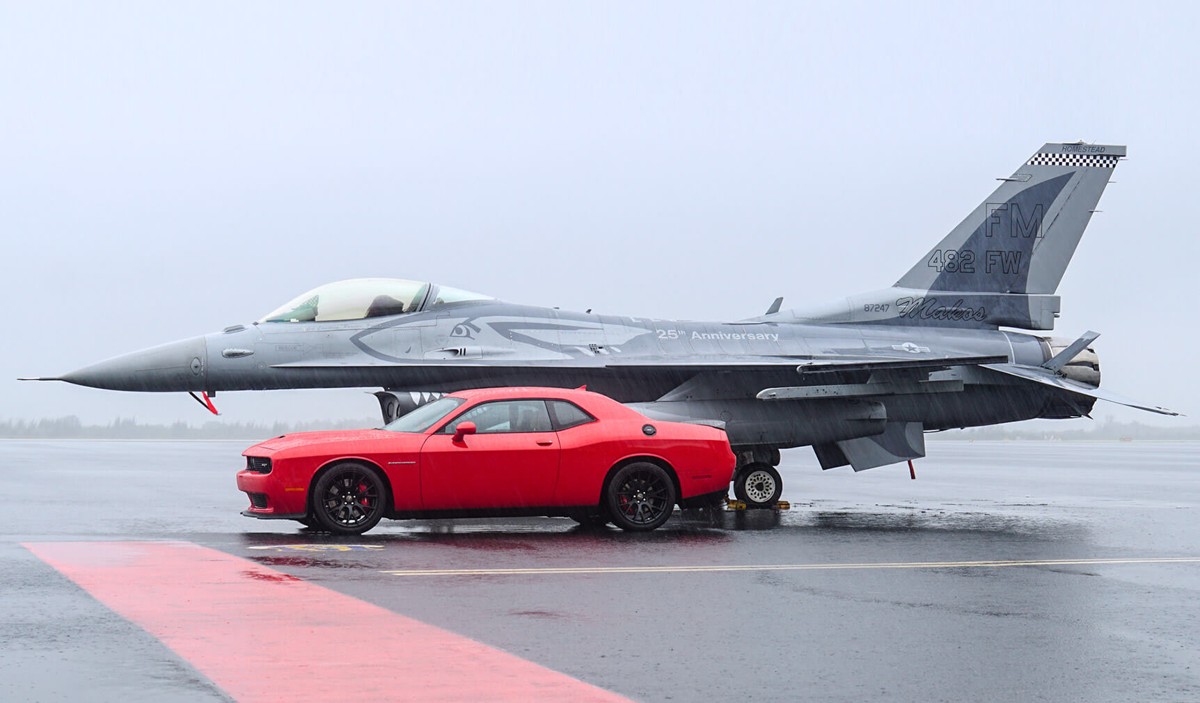 Dodge Challenger nuit phares