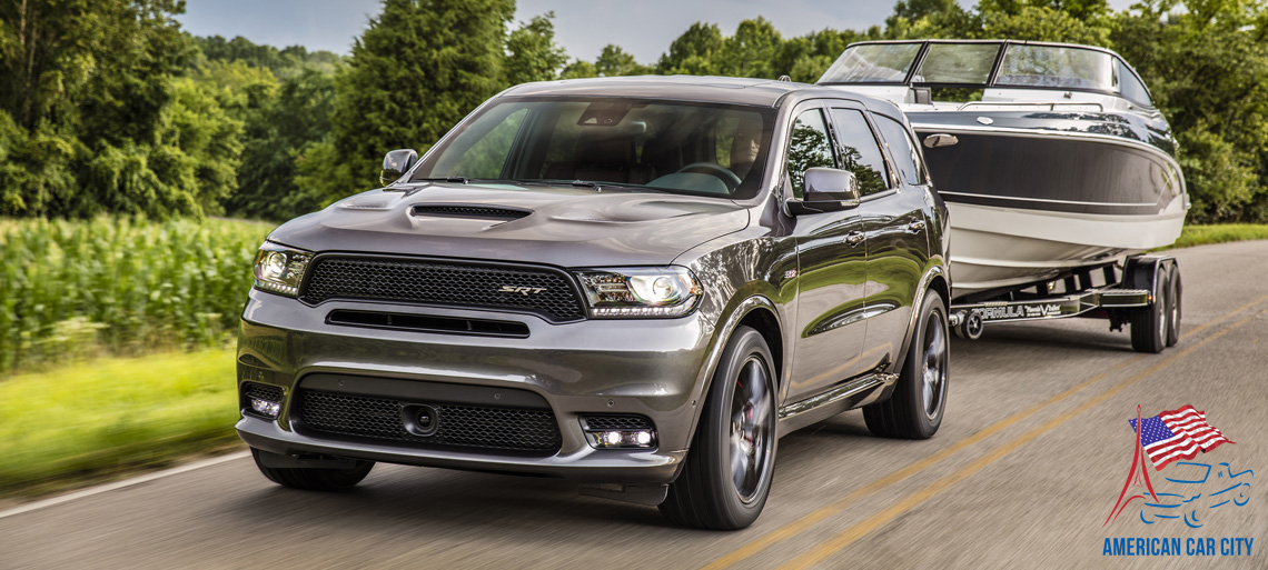 Dodge Durango SRT tractant un bateau